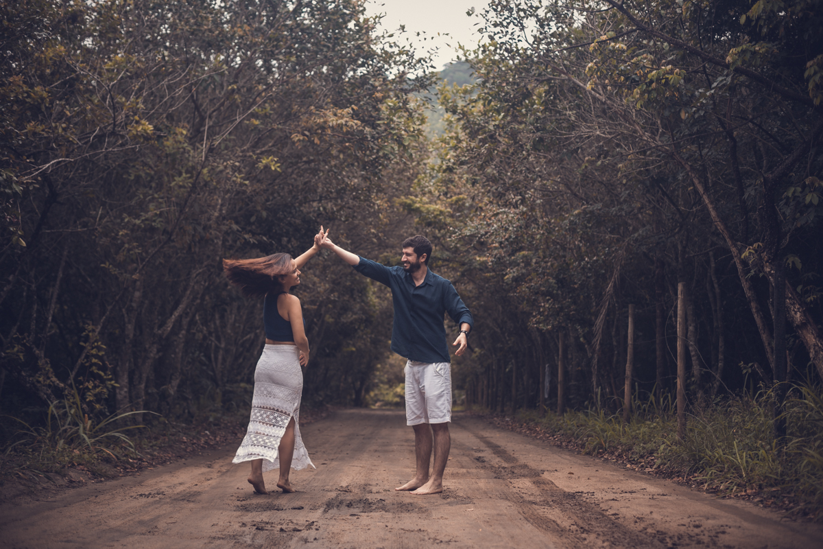 Noivas dançando em seu ensaio Pré-Casamento em Grumari/RJ