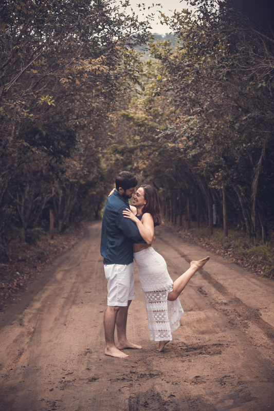 Noiva fazendo charme com os pés em ensaio fotográico em Grumari/RJ
