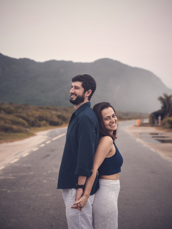 Pré Wedding   noivos de costas um pro outro em estrada em Grumari/RJ