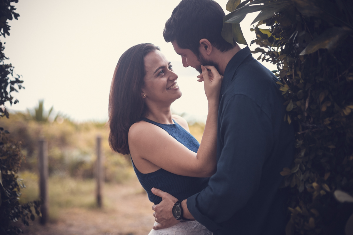 casal apaixonado em ensaio pré -casamento RJ