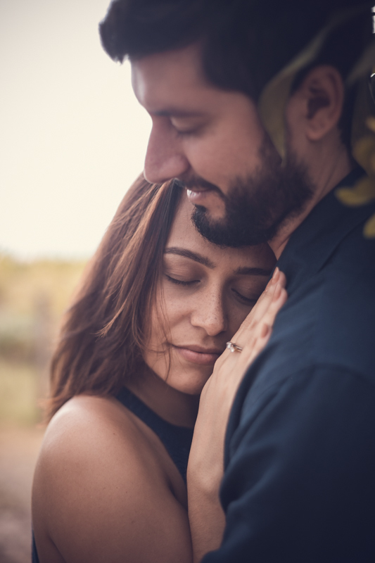 Ensaio de casal ela encostada no peito do noivo em ensaio fotográfico em Grumari/RJ