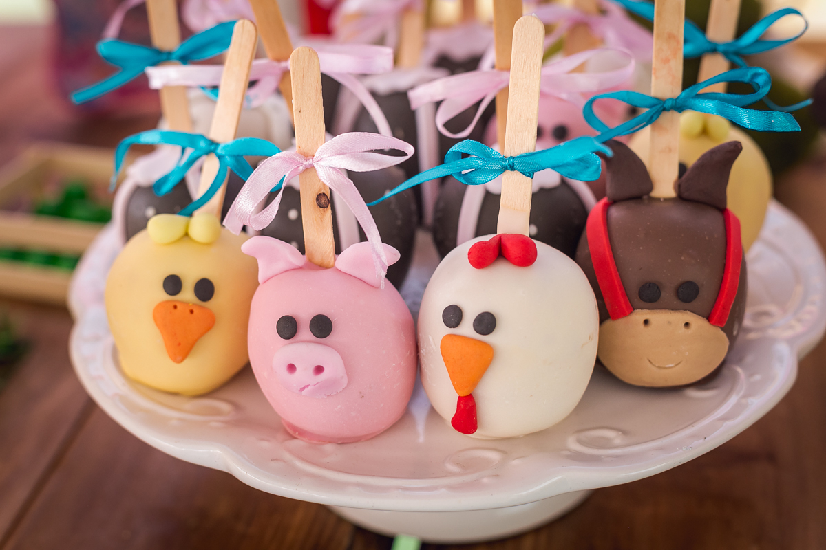 Maçãs de chocolate com tema fazendinha do Bita/sítio mania de verde