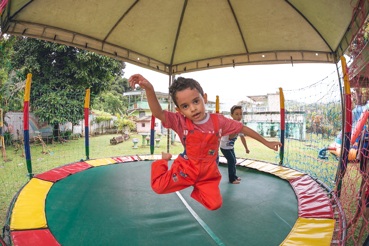 Brincadeira no pula-pula na festa de 1 ano da Valentina em Sítio Mania de Verde Rua Diron Torres Paiva, 306-Magé 