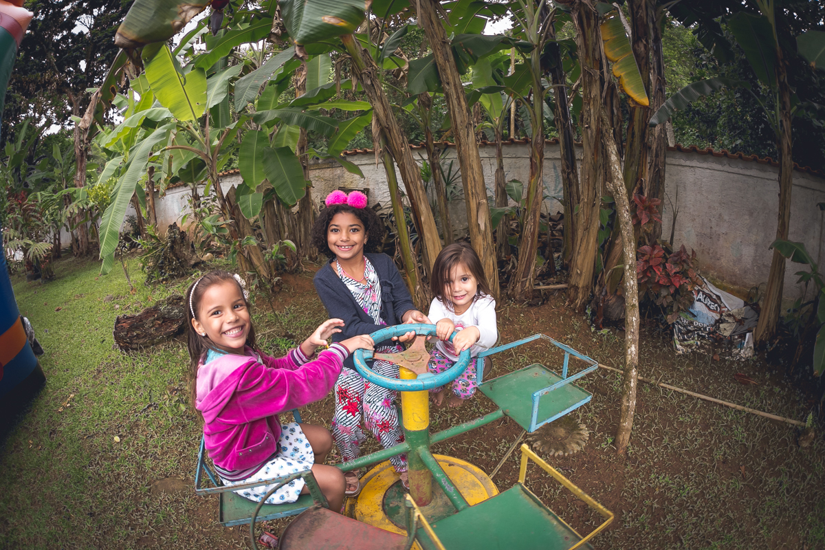 Crianças brincando em festa no sítio mania de verde em Magé/RJ