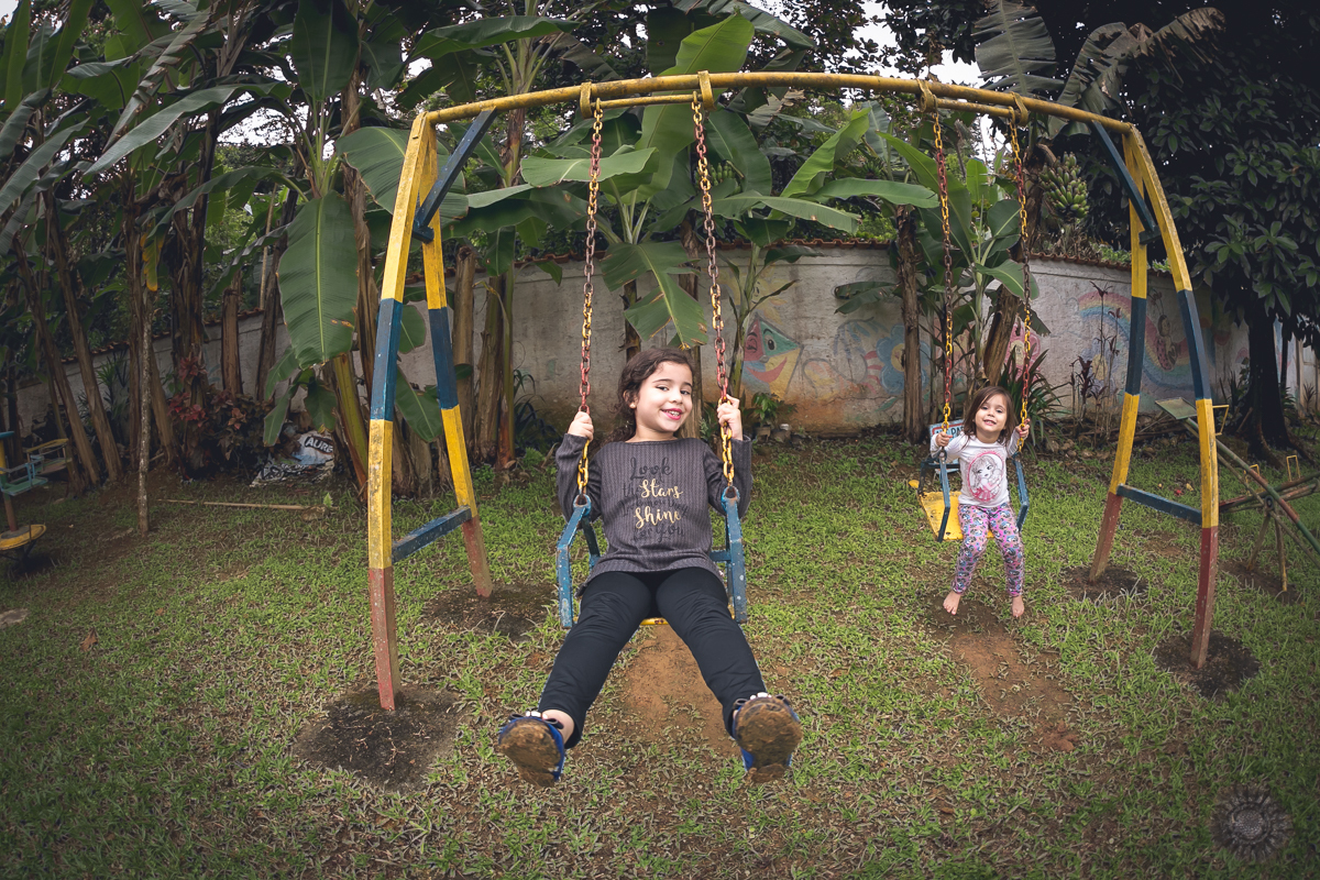 Crianças brincando em balanço no Sítio Mania de Verde em Magé/RJ