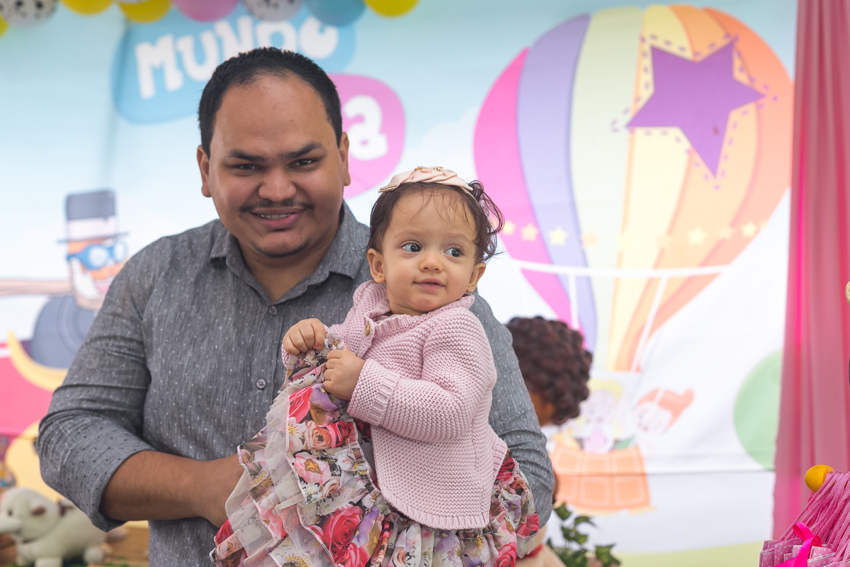Fotografia afetiva em festa infantil pai e filha em seu aniversário de 1 ano em sítio mania de Verde/RJ