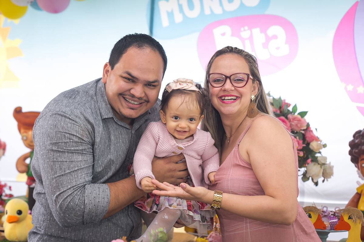 Foto de família em aniversário infantil mundo do Bita na fazendinha/Magé
