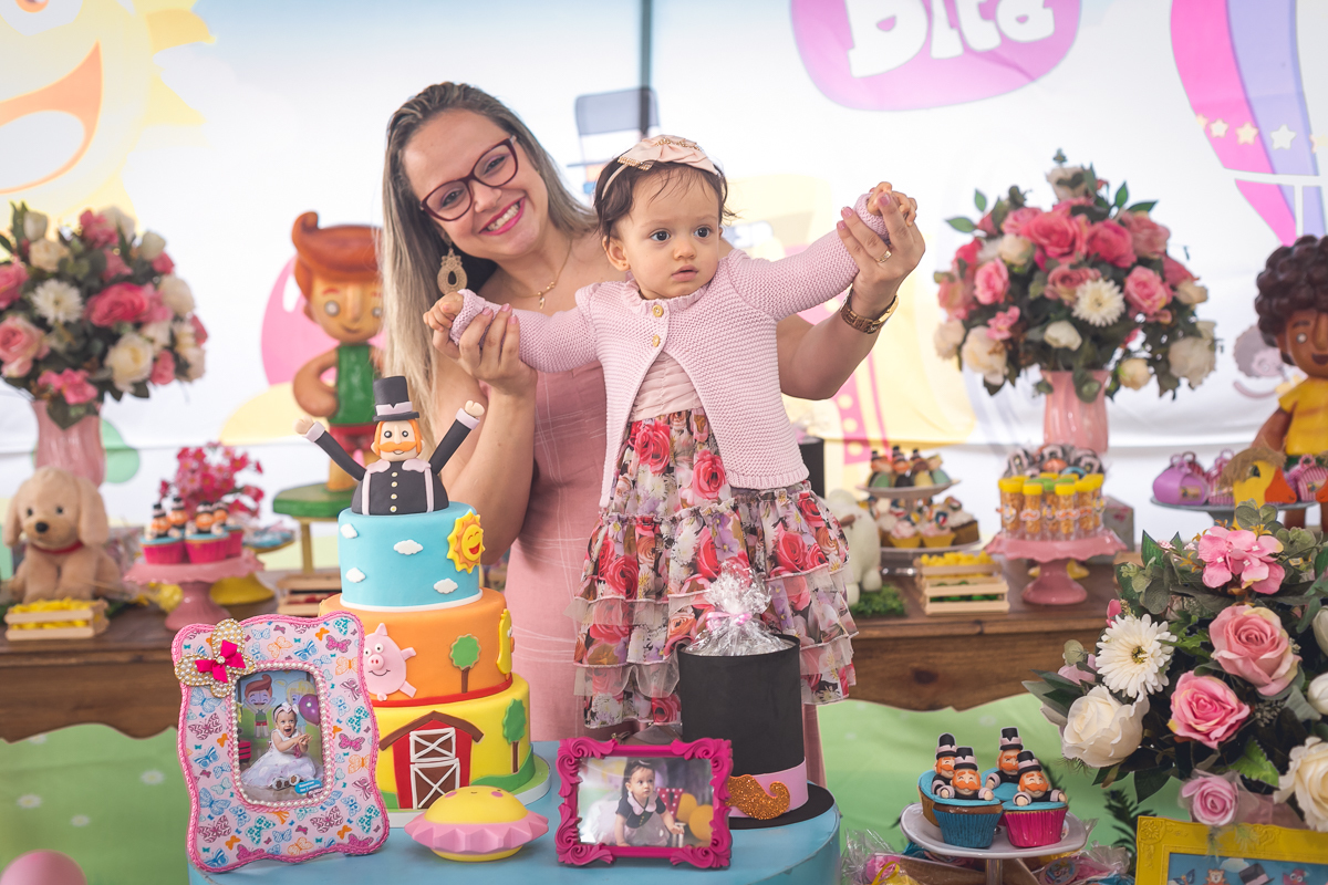 Mamãe junto com a filha Valentina em sua festa de 1 ano em sítio mania de verde/RJ