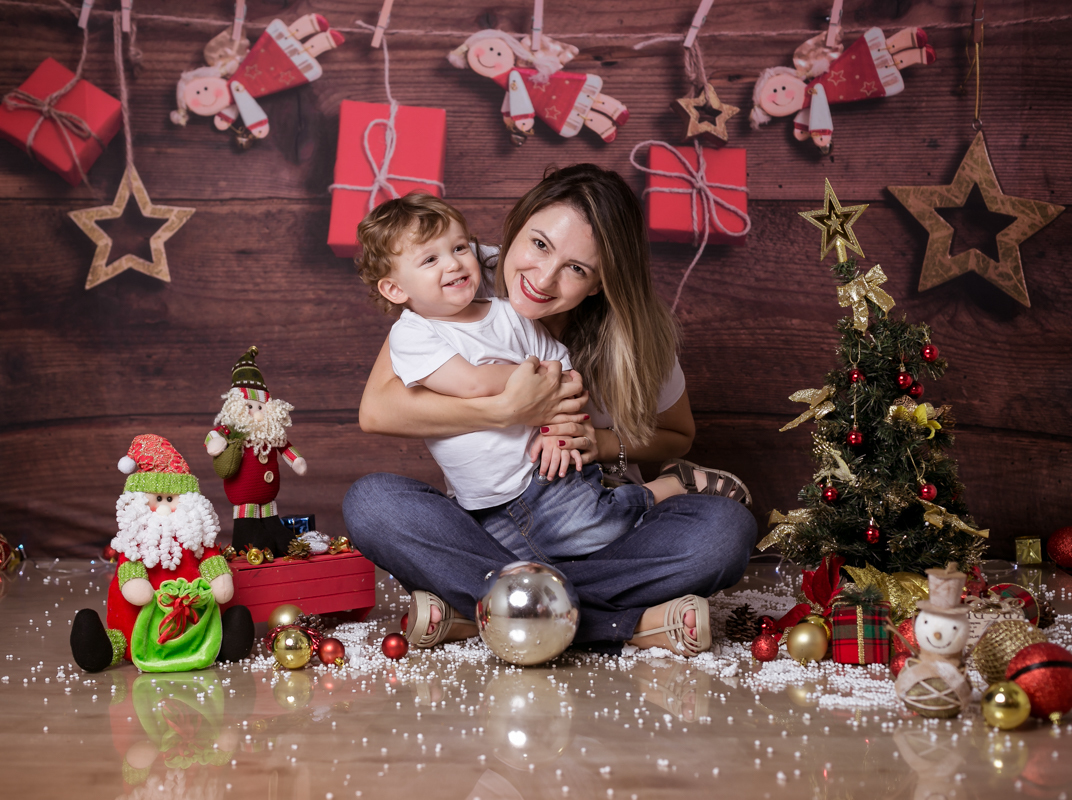 Ensaio temático de Natal, mãe e filho em estúdio