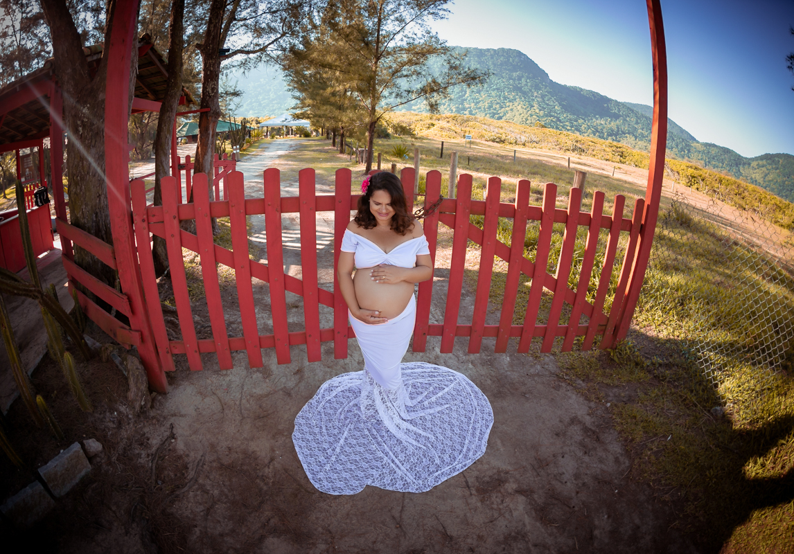 Ensaio de gestante com roupa branca e renda com flor na cabeça em Gruamri/RJ