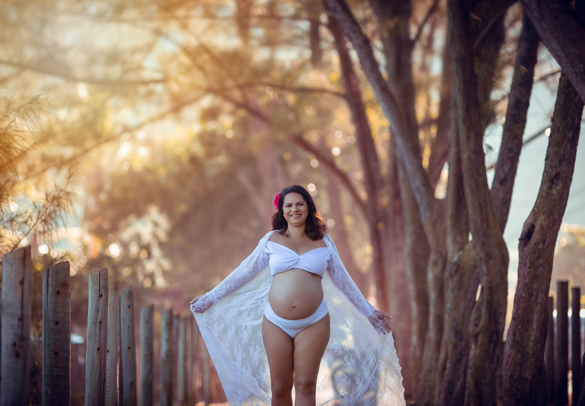 Gestante em ensaio externo fotográfico em praia Grumari/RJ