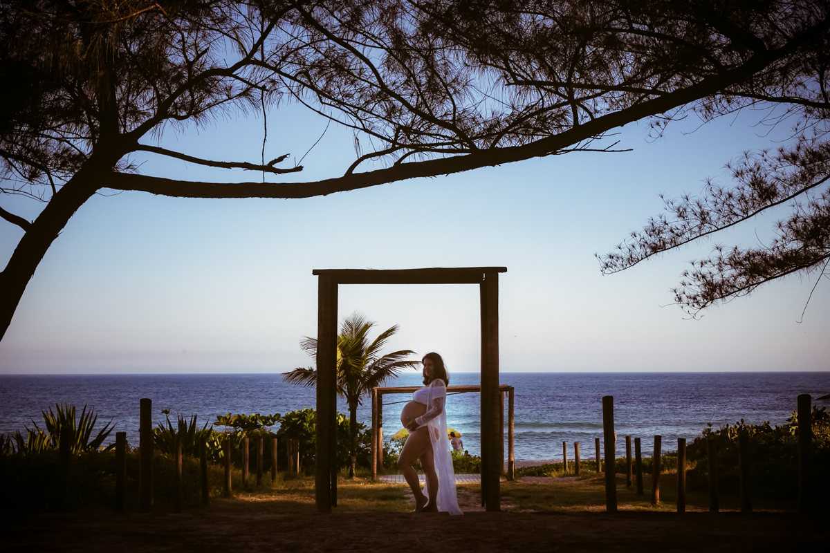 Gestante em portal na praia em Grumari/RJ