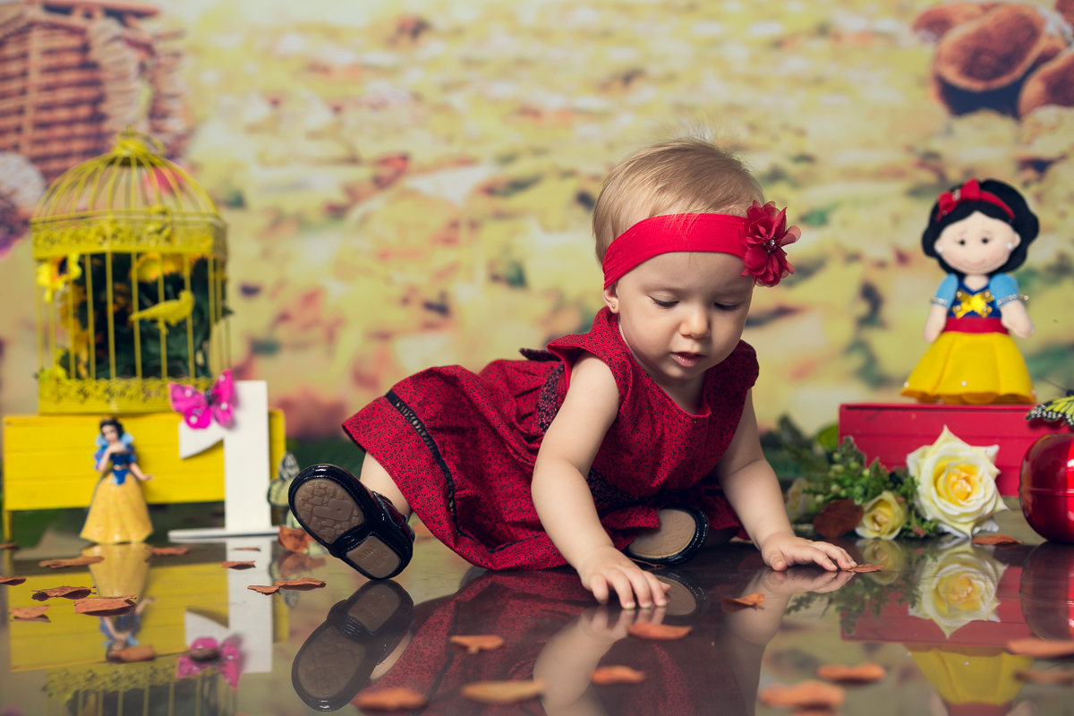 Fotografia infantil ensaio temático de 1 ano da Branca de Neve/RJ