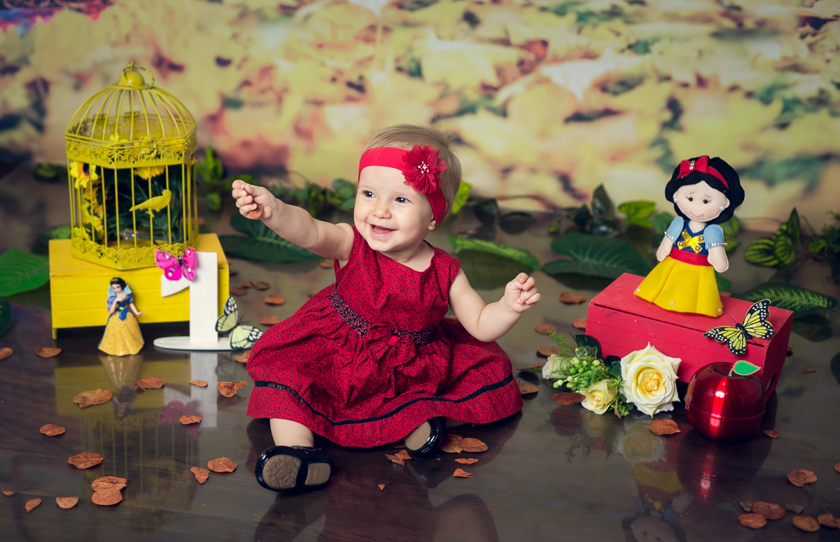 Ensaio infantil em estúdio temático Branca de Neve