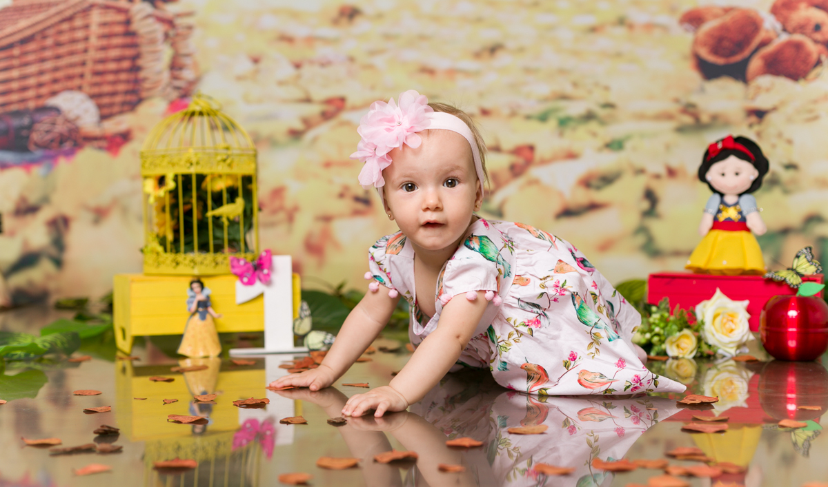 Fotografia infantil em estúdio tema Branca de Neve RJ