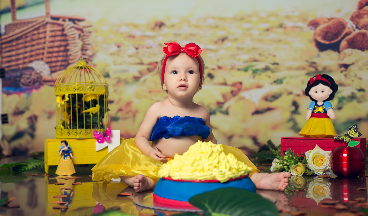 Smash the cake temático em estúdio da Branca de Neve/RJ