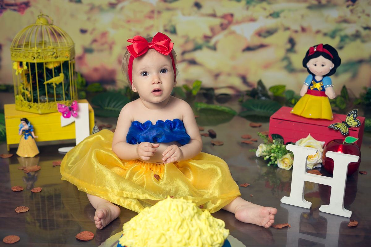 Ensaio smash the cake no tema branca de neve em estúdio-Realengo-RJ