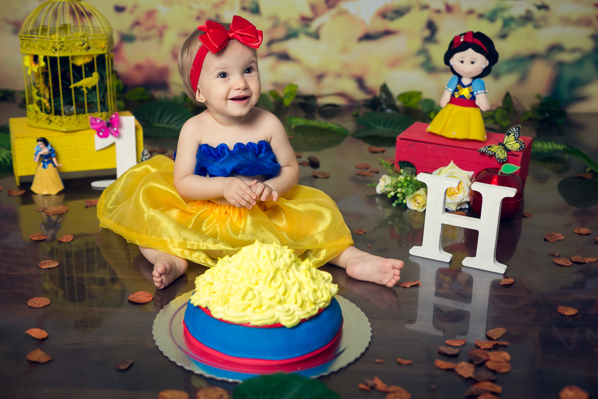 Foto temática Branca de Neve para aniversário de 1 aninho  Sessão em estúdio/RJ