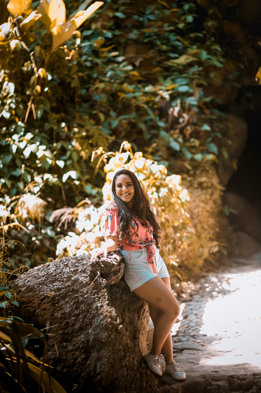 Debutante sorrindo em seu ensaio pré-15 anos no Parque Lage/RJ