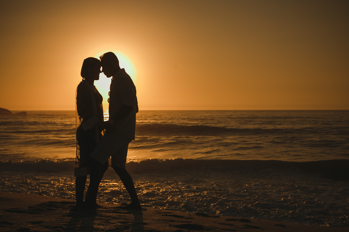 Fotografai de casal em ensaio de suas bodas de Estanho em praia/RJ