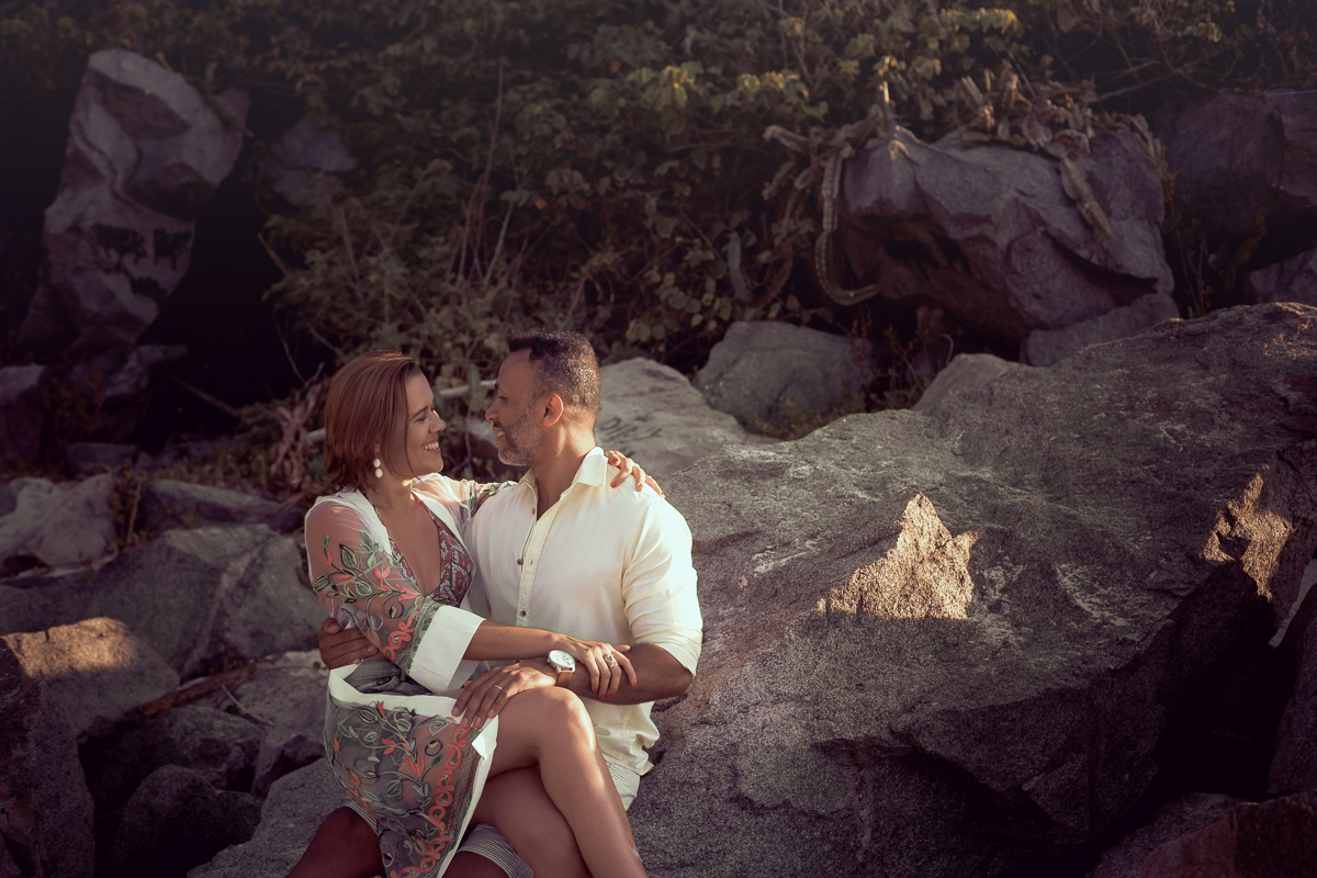Casal em seu ensaio fotográfico romântico comemorando suas bodas em prainha/RJ