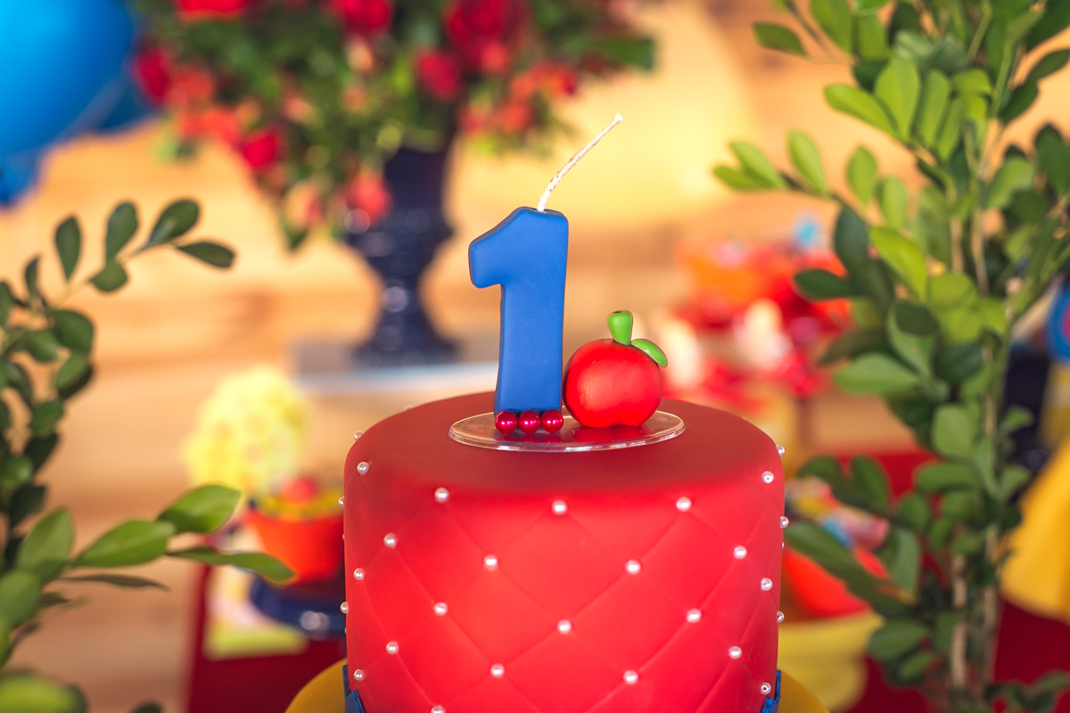 topo de bolo de maçã mais número 1 de biscuit em festa de 1 ano no sítio