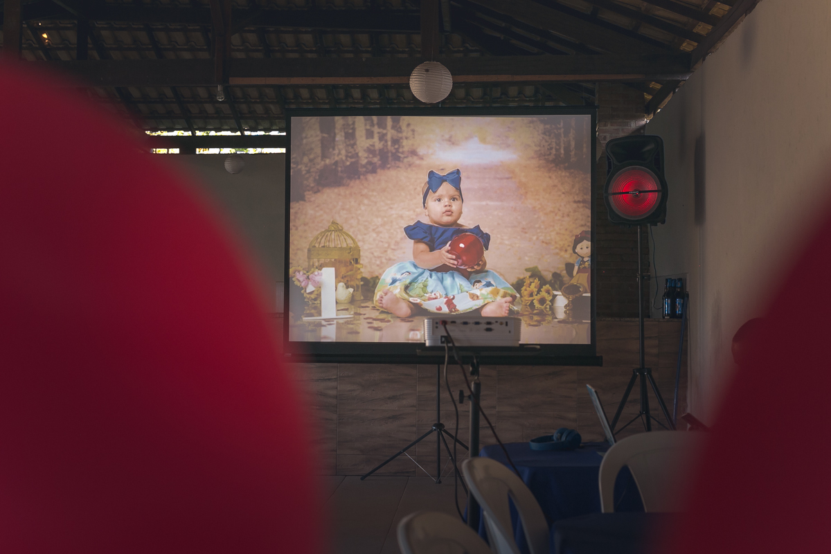 detalhes telão em festa de 1 ano da branca de neve/Santa Cruz