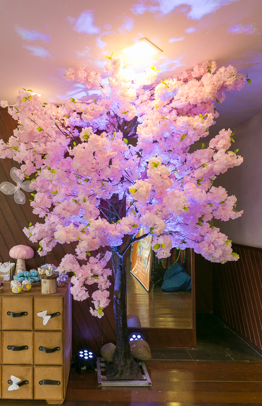 Árvore cenográfica em festa temática infantil Unicórnio e as fadas em condomínio pontões da barra