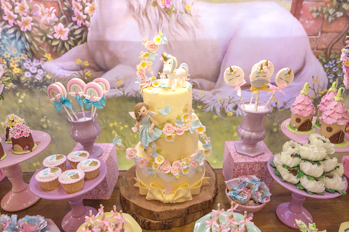 Bolo na mesa em decoração temática de unicórnio em condomínio pontões da barra/RJ