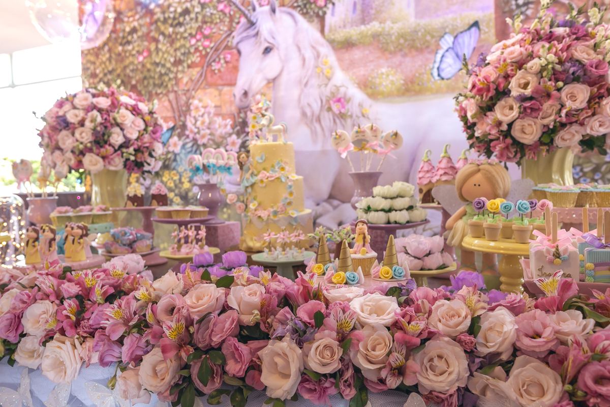 Decoração de luxo tema unicórnio em festa de sete anos em condomínio pontões da barra/RJ