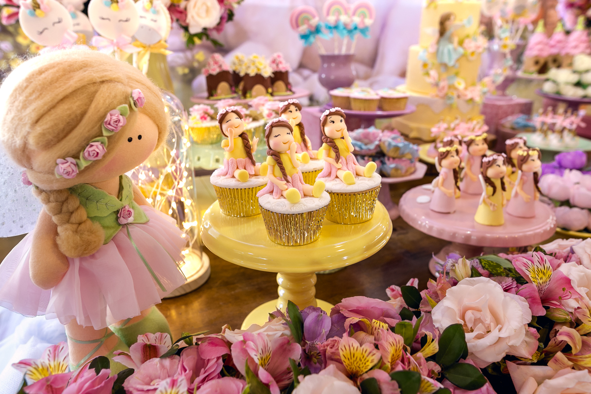 Boneca de feltro fada em decoração luxo tema fadas e unicórnio em condomínio pontões da barra/rj