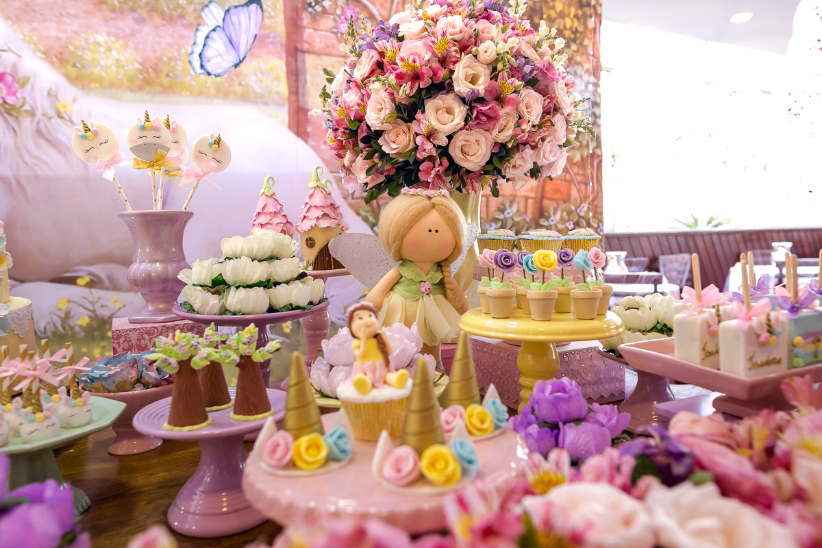 decoração tema unicórnio e jardim das fadas em festa em condomínio pontões na barra