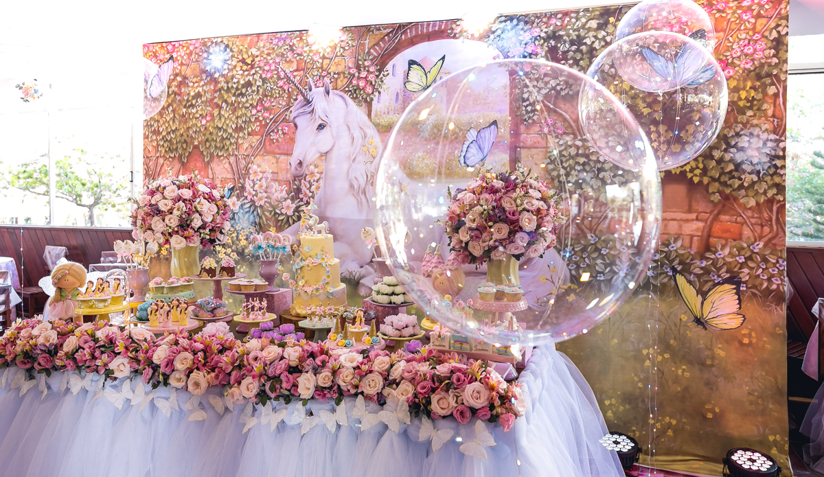 mesa luxo toda com filó e flores no tema unicórnio e as fadas em  condomínio pontões da barra