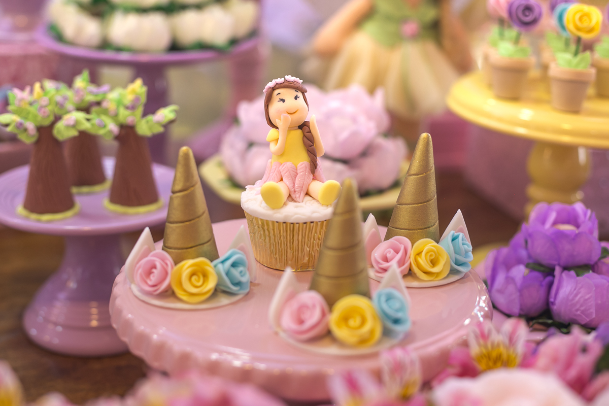 Doces modelados em decoração de luxo no tema unicórnio e as fadas em condomínio pontões na barra