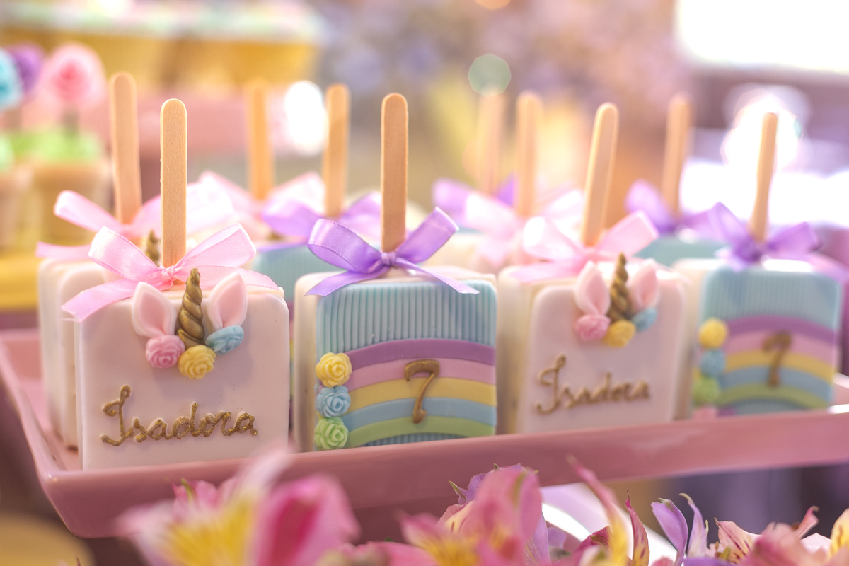 pão de mel decorados em mesa  em festa condomínio pontões da barra