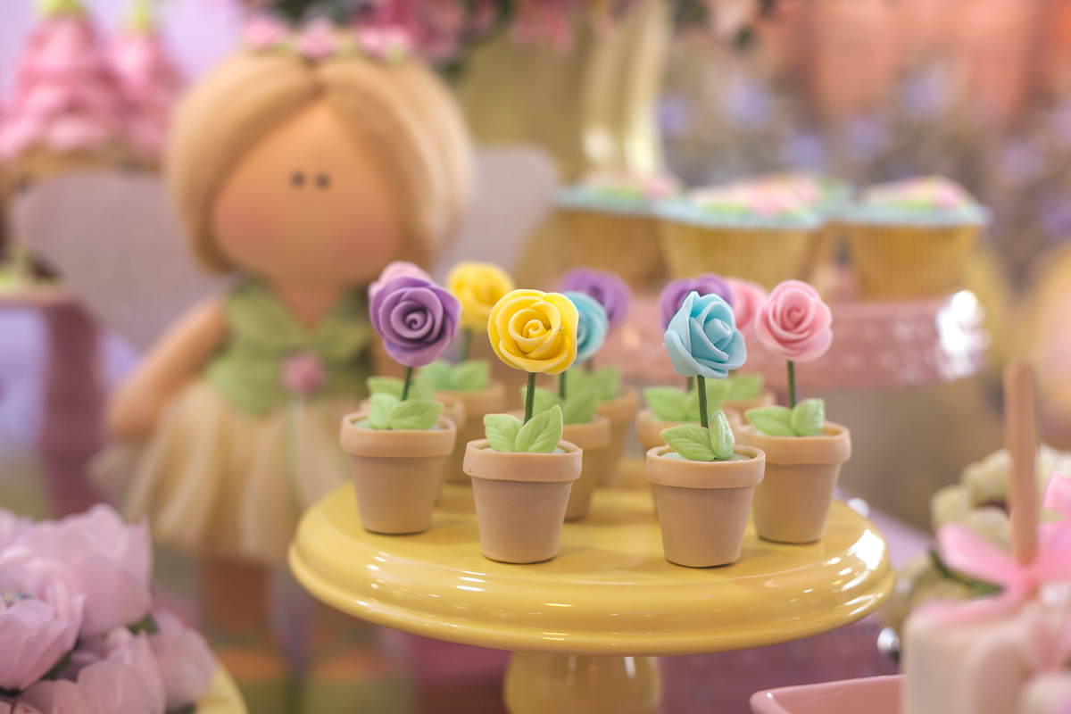 docinhos modelados em 3D em mesa decorada jardim das fadas e unicórnio em condomínio pontões da barra