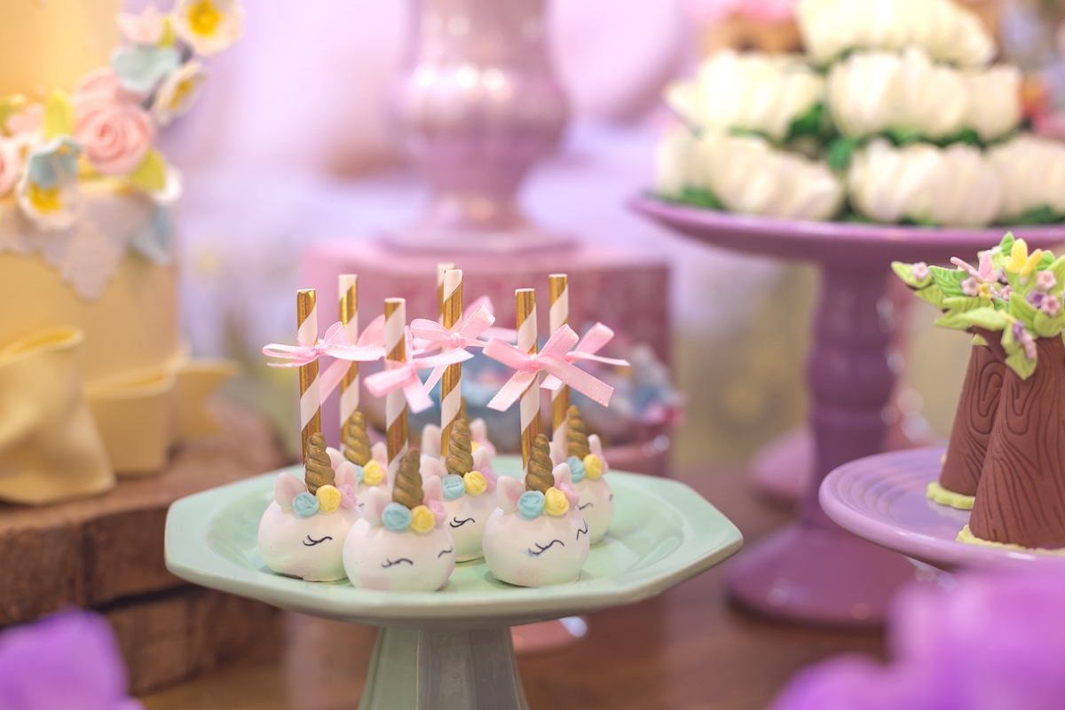 cake pop decorados tema unicórnio em decoração mesa em condomínio pontões da barra