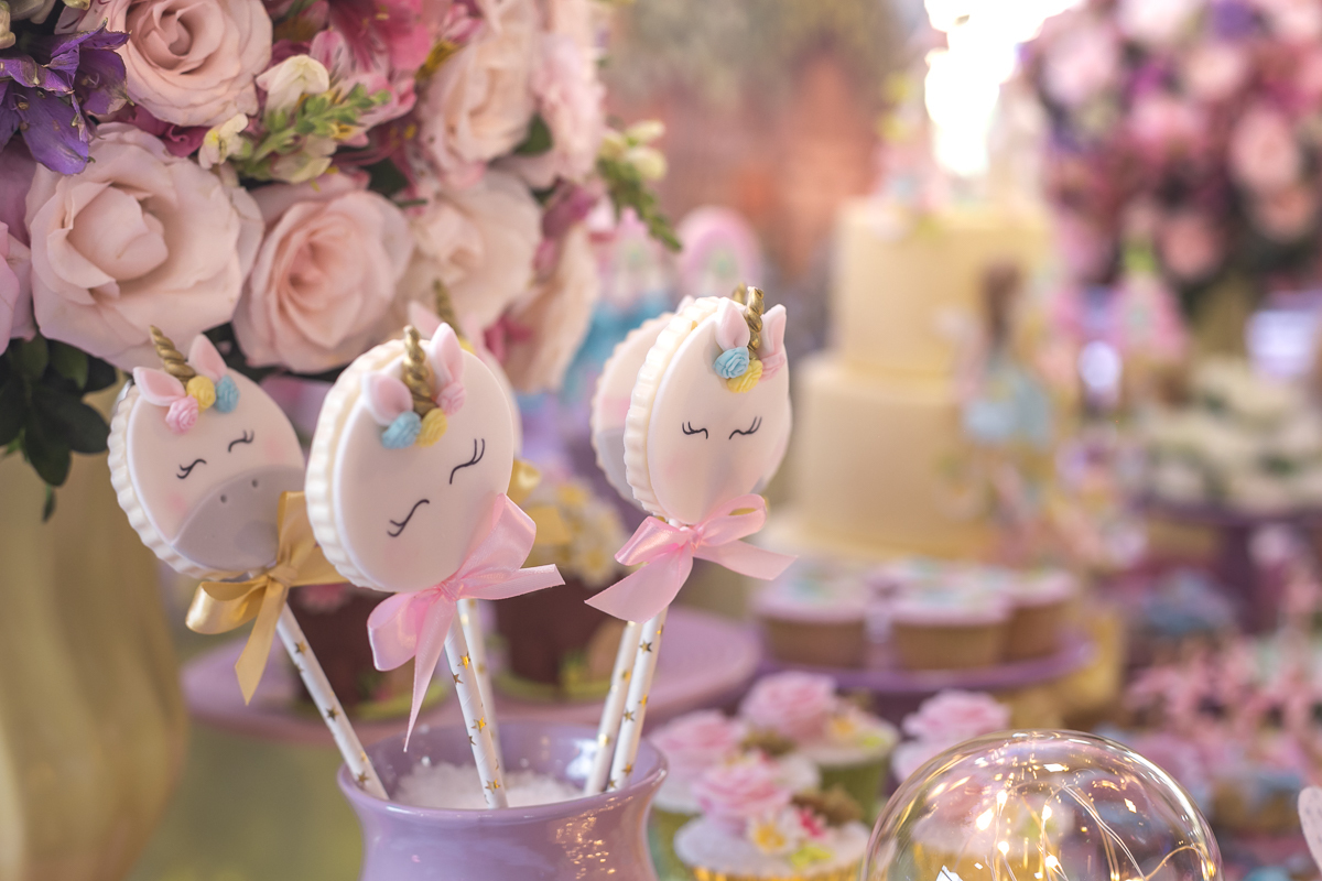 Pirulitos de unicórnio em mesa decorada em festa no condominio pontões da barra/Rj