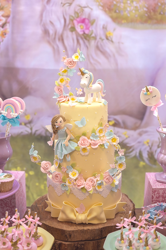 Bolo tema unicórnio e fadas em decoração festa em condomínio pontões na barra
