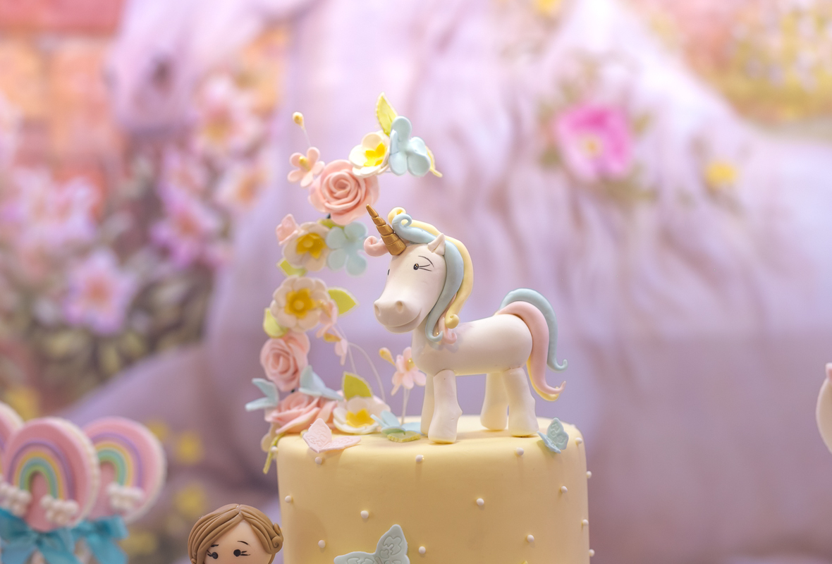 top de bolo unicórnio em festa realizada em condomínio pontões da barra
