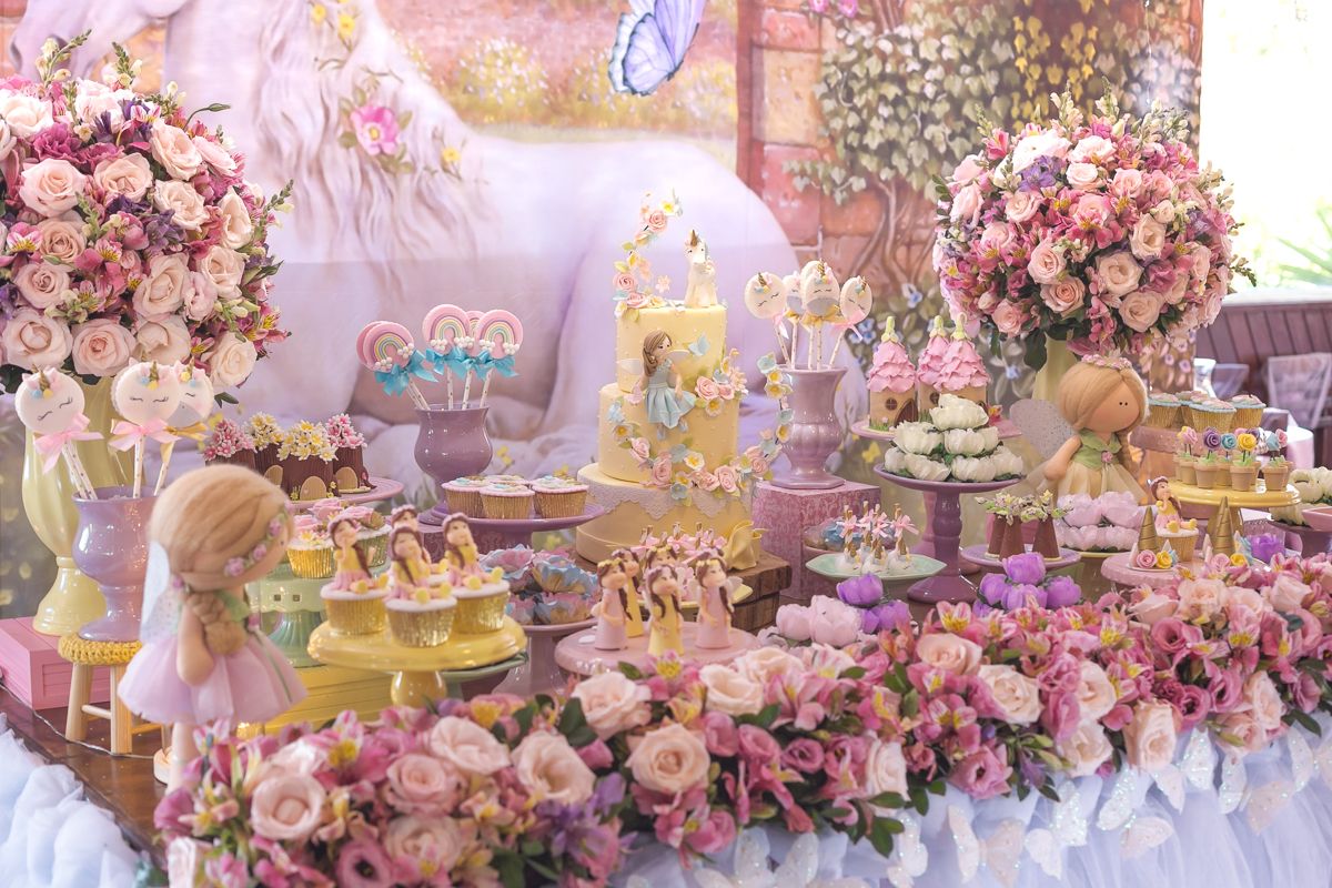 Mesa luxuosa com flores tema unicórnio e as fadas aniversário de 7 anos em condomínio pontões da barra