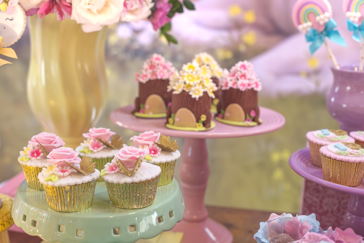 Doces decorados em mesa unicórnio e as fadas em festa condomínio pontões na barra