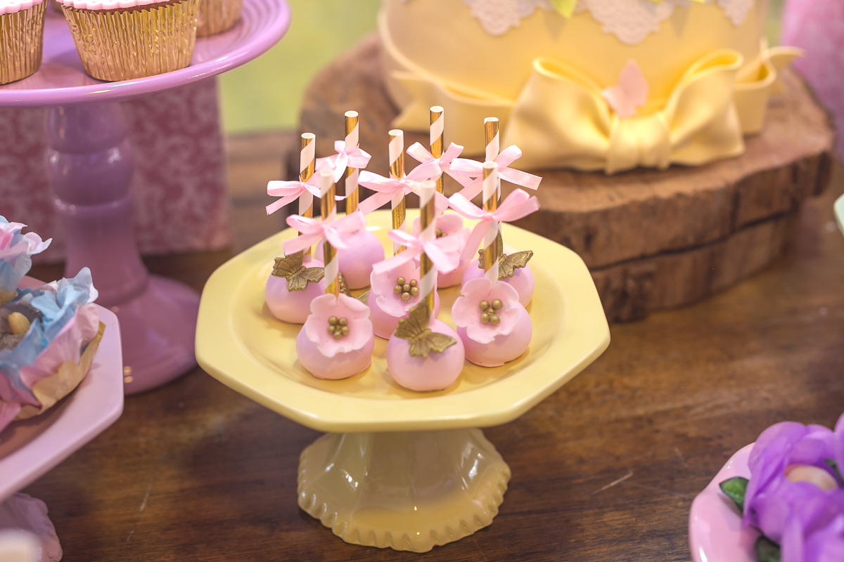 Pop cake de flores 3D em mesa luxo unicórnio