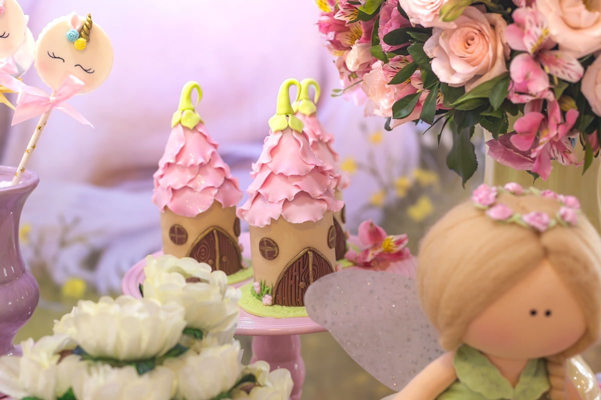 Pão de mel em forma de casinha das fadas em decoração de luxo 
 festa de sete anos em condomínio pontões na barra