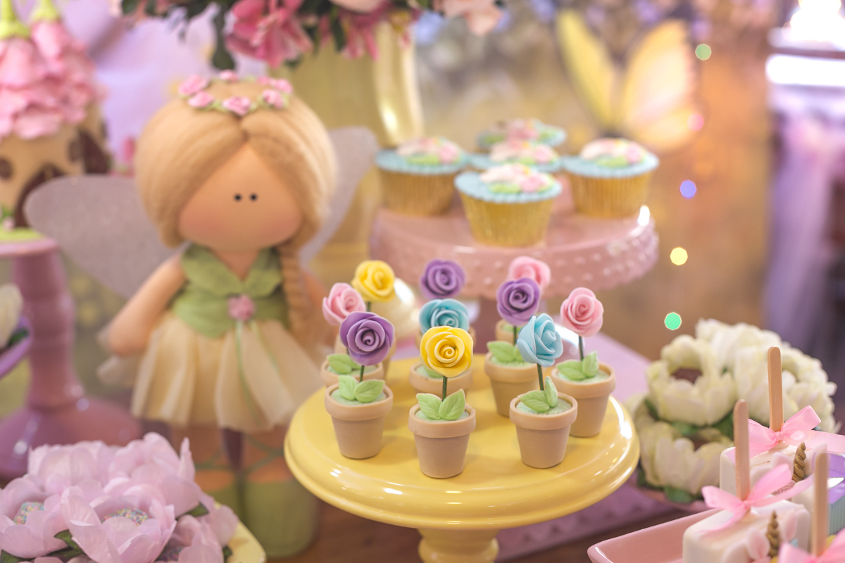 docinhos modelados em em mesa jardim das fadas e unicórnio
