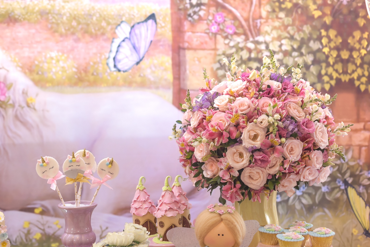 Arranjos naturais de flores, feitos por Cibele Flores em festa no condomínio pontões na barra/RJ