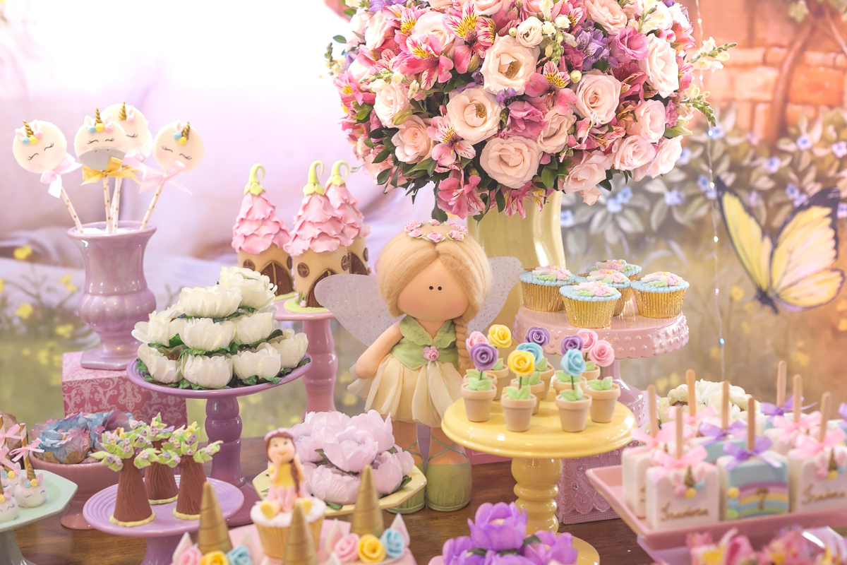 mesa decorada luxo fadas de feltro e muitas flores