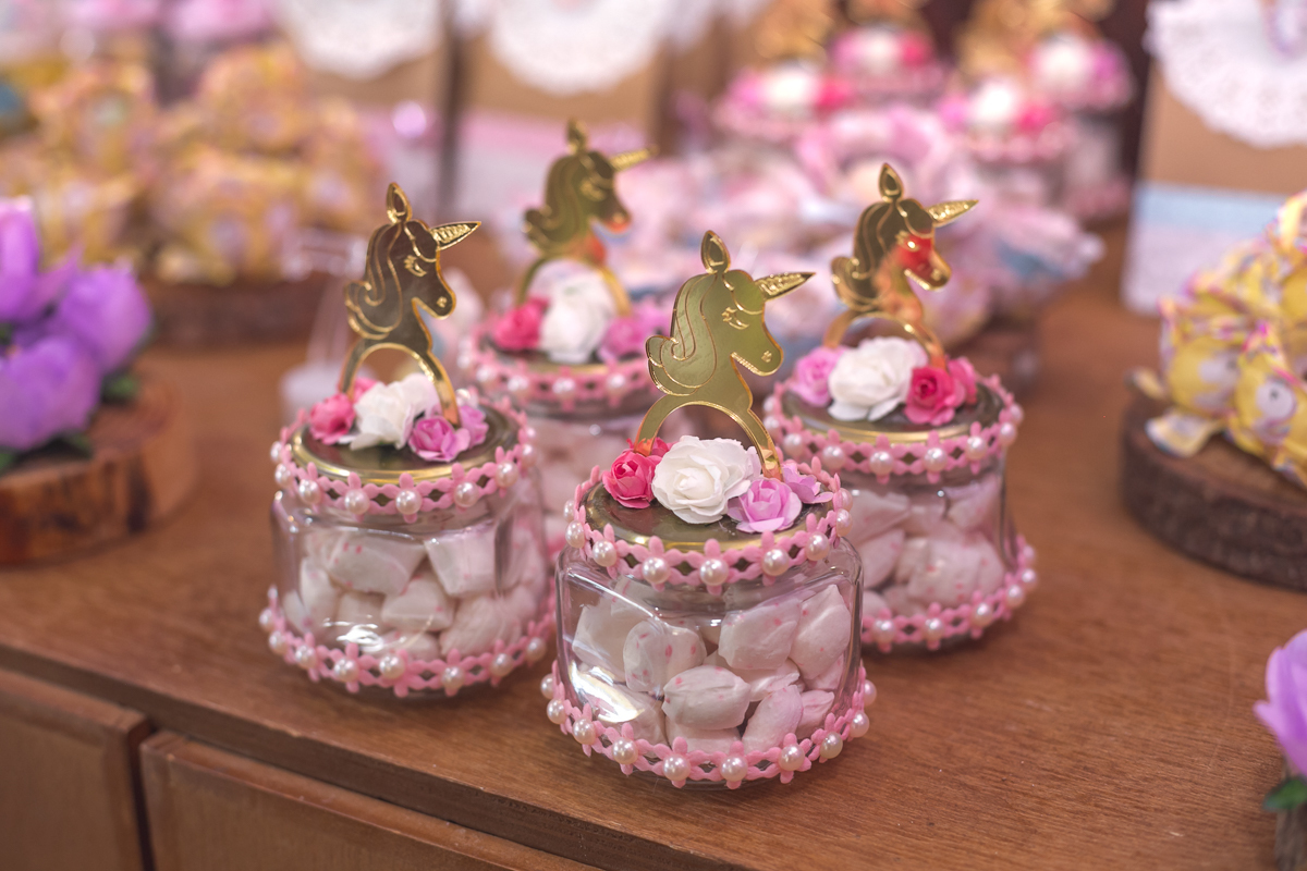 Doces de luxo decorados em festa temática de luxo unicórnio-Pontões da Barra/RJ