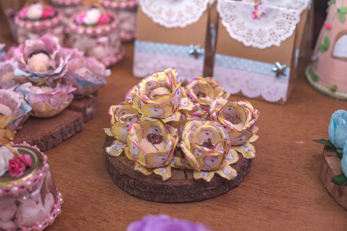 formas de papel docinhos em formato de flores em festa de luxo