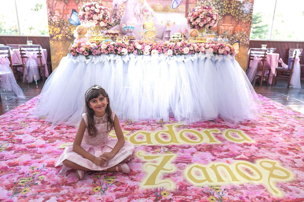 Piso sublimado aniversariante sentada em condomínio pontões da barra